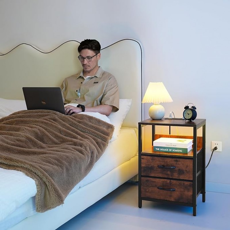 Mesita de noche Yoobure con estación de carga, mesita de noche LED con cajones de tela y estante de almacenamiento para dormitorio, mesitas de noche con puertos y tomas USB, mesitas de noche pequeñas, mesa auxiliar de cama