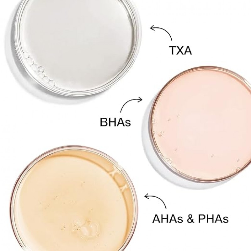 Las almohadillas de tratamiento y los cristales que exfolian la cara y el cuerpo, puliendo la piel muerta para la piel suave y suave